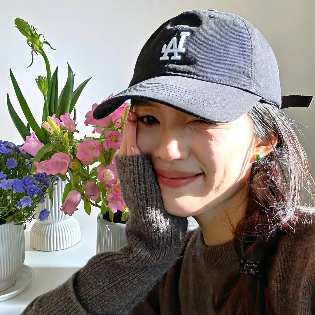 微光下的蓝色男孩